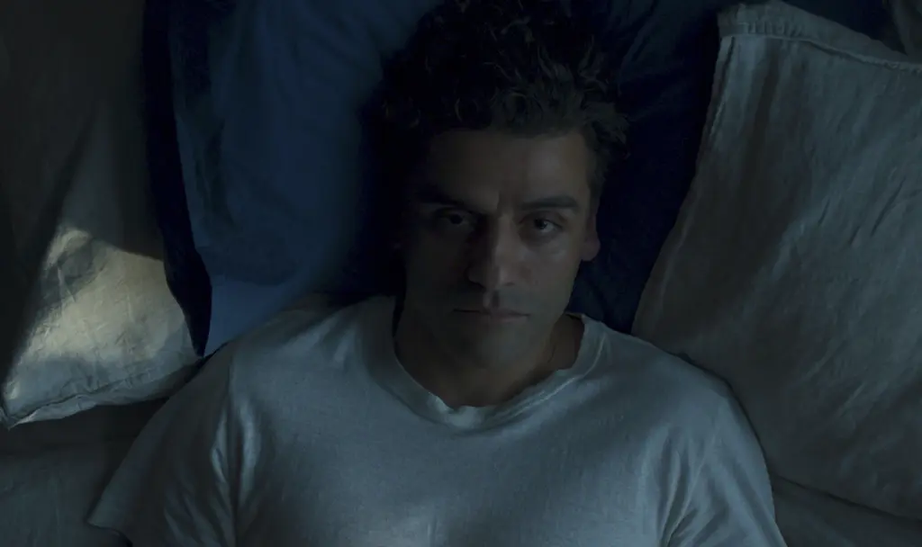 Oscar Isaac im Bett